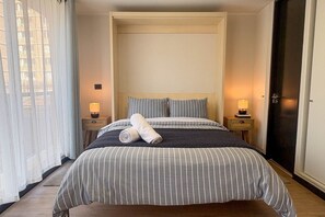 Eenvoudig appartement | Verduisterende gordijnen, een strijkplank/strijkijzer, gratis wifi