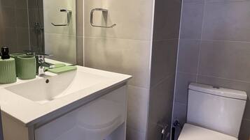 Basic Apartment | Bathroom | Hair dryer, towels, soap, toilet paper