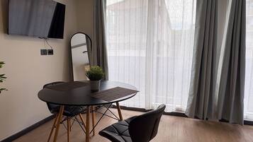 Basic Apartment | Dining