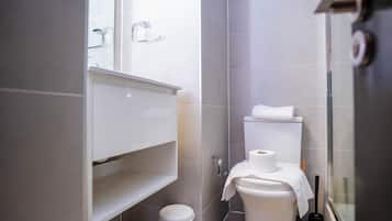 Perushuoneisto | Kylpyhuone | Hiustenkuivaaja, pyyhkeet, saippua, vessapaperi