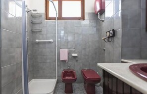 Bruser, hårtørrer, bidet, håndklæder