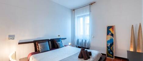 4 عدّة غرف نوم وواي فاي وملاءات أسرّة