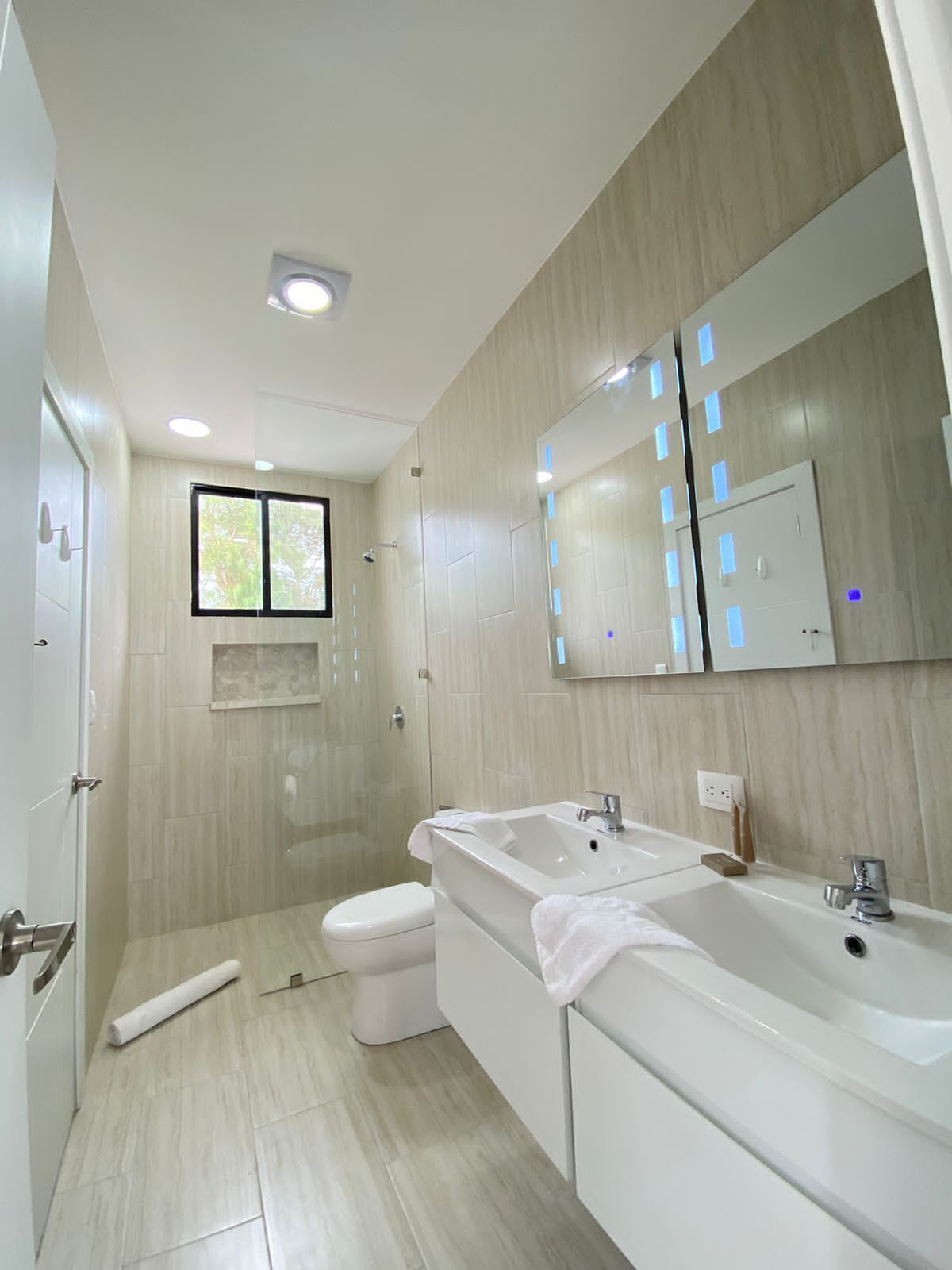 淋浴设施、吹风机、坐浴桶、毛巾