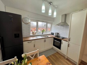 Kühlschrank, Mikrowelle, Ofen, Herdplatte