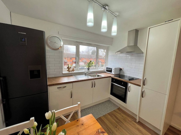 Refrigerador, microondas, horno, placa de cocina