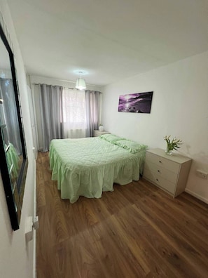 2 bedrooms, bed sheets - Birmingham - 2 Beds - Sleeps 5 - Onsite Parking (Birmingham)