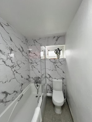 Shower, towels - Birmingham - 2 Beds - Sleeps 5 - Onsite Parking (Birmingham)