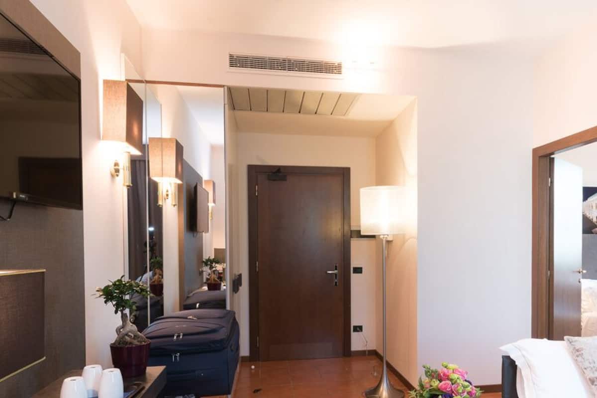 Junior suite | 1 slaapkamer, een kluis op de kamer, een bureau, een laptopwerkplek