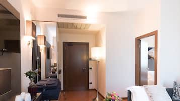 Junior Suite | 1 bedroom, in-room safe, desk, laptop workspace