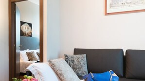Suite junior | Caja de seguridad en la habitación y escritorio 