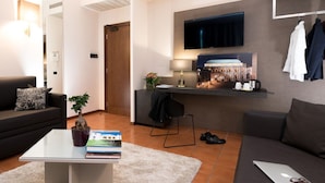 Suite | Caja de seguridad en la habitación y escritorio 