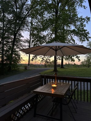 Outdoor dining - Charming 2-bedroom house with all the comforts of home.  Fully Remodeled! (Highway)