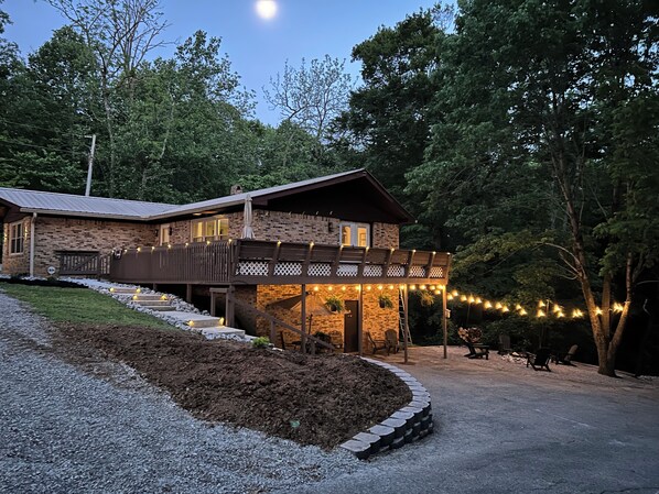 Exterior - Charming 2-bedroom house with all the comforts of home. Fully Remodeled! (Highway)