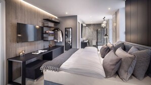 A modern bedroom with a large bed, bedside tables, a TV, and a walk-in closet. - Casa Q by Istra Vacation (Sveti Petar u Šumi)