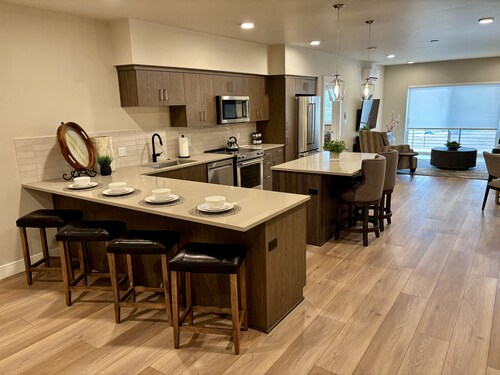 Mountain views condo with coffee/restaurant on first floor