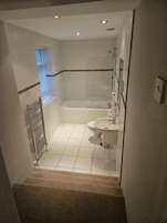 Ducha, secador de pelo, toallas