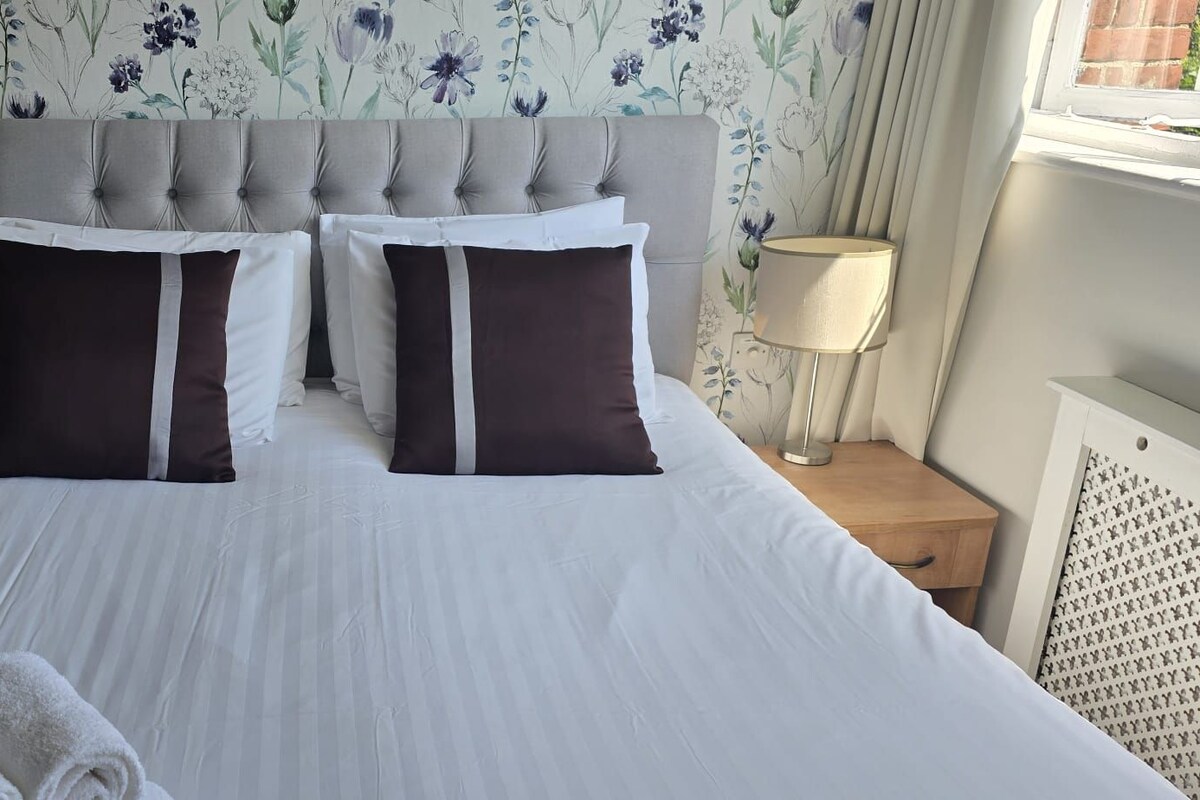 Superior Double Room | Iron/ironing board (on request), WiFi (free), bed sheets