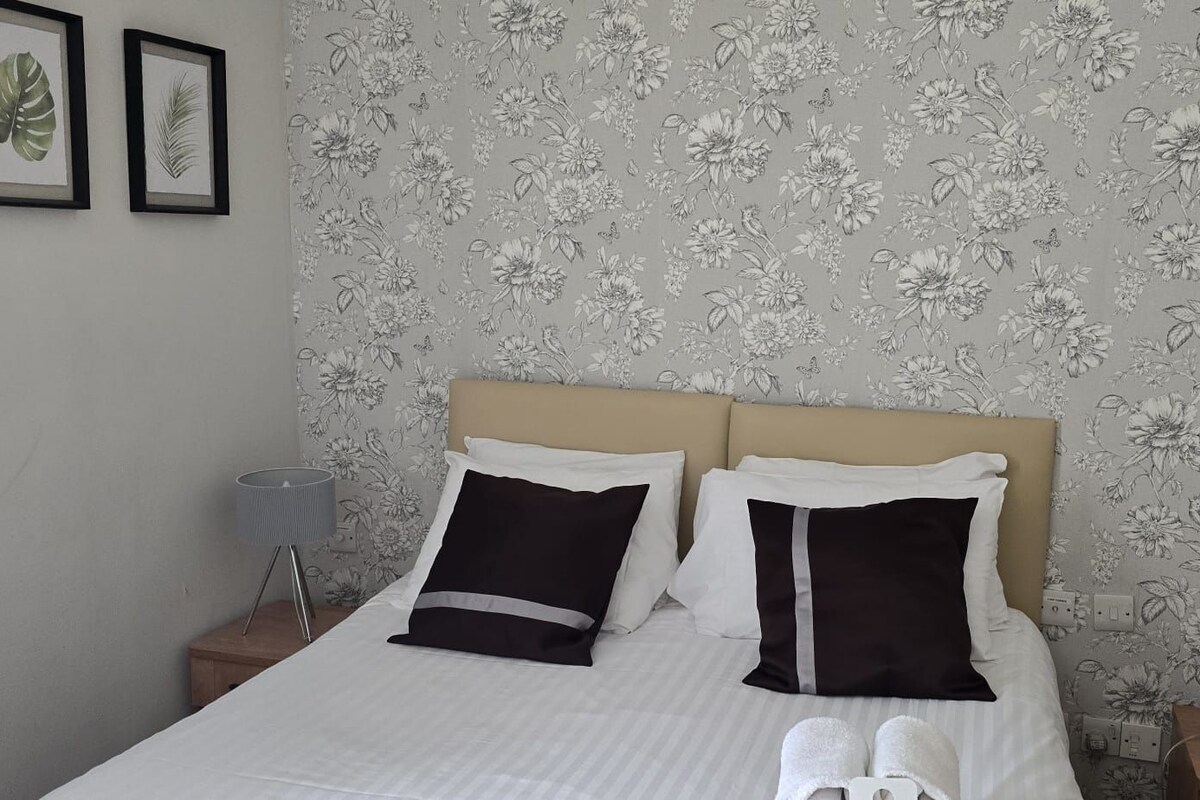 Club Twin Room | Iron/ironing board (on request), WiFi (free), bed sheets