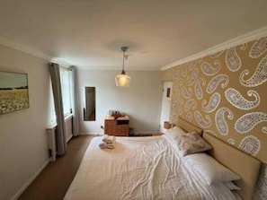 Tabla de planchar con plancha, wifi gratis y ropa de cama 