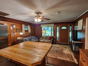 TV - Rustic Red Cabin on Kerr Lake (Clarksville)