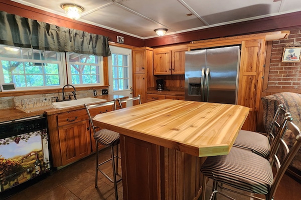 Mikrobølgeovn, ovn, kokeplater og oppvaskmaskin