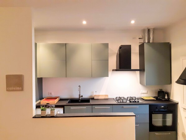 Een koelkast, een oven, een kookplaat, een vaatwasser