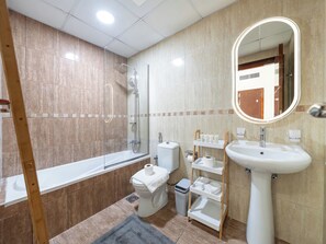 Een haardroger, handdoeken, zeep, toiletpapier