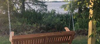 Charming 2-bedroom waterfront cottage on Reelfoot Lake in Samburg, TN