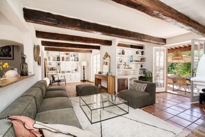 Smart-TV, Kamin, Tischtennisplatte