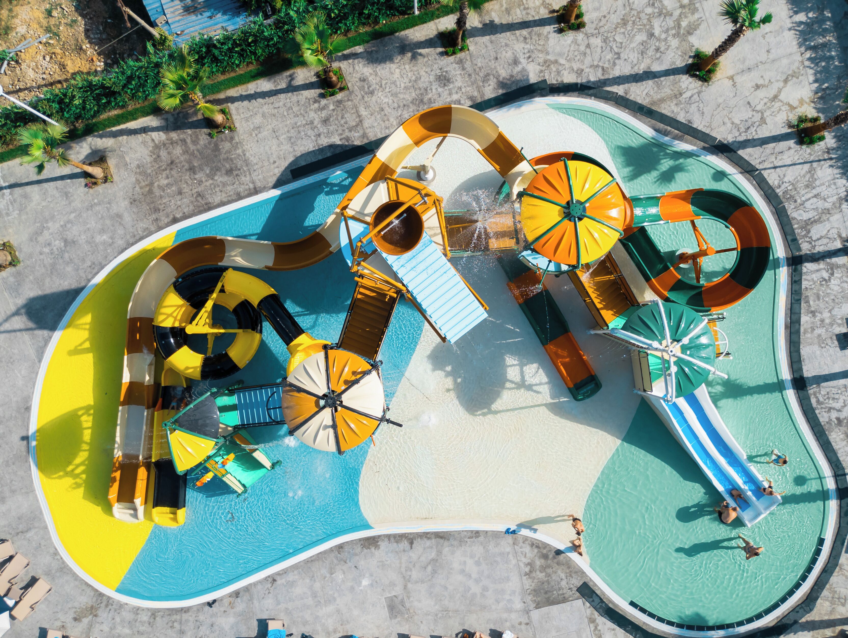 สระว่ายน้ำกลางแจ้งเปิดตามฤดูกาล