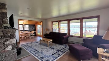 Smart TV, fireplace
