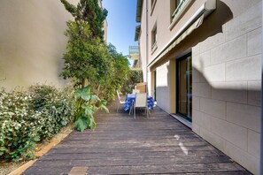 Outdoor dining - Center Arcachon : Terrace 100m², Parking, 5 Pers (Arcachon)
