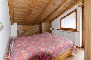 3 bedrooms, iron/ironing board, bed sheets