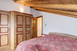 3 quartos, ferros/tábuas de passar roupa, roupa de cama