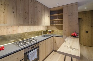 Réfrigérateur, four, plaque de cuisson, lave-vaisselle