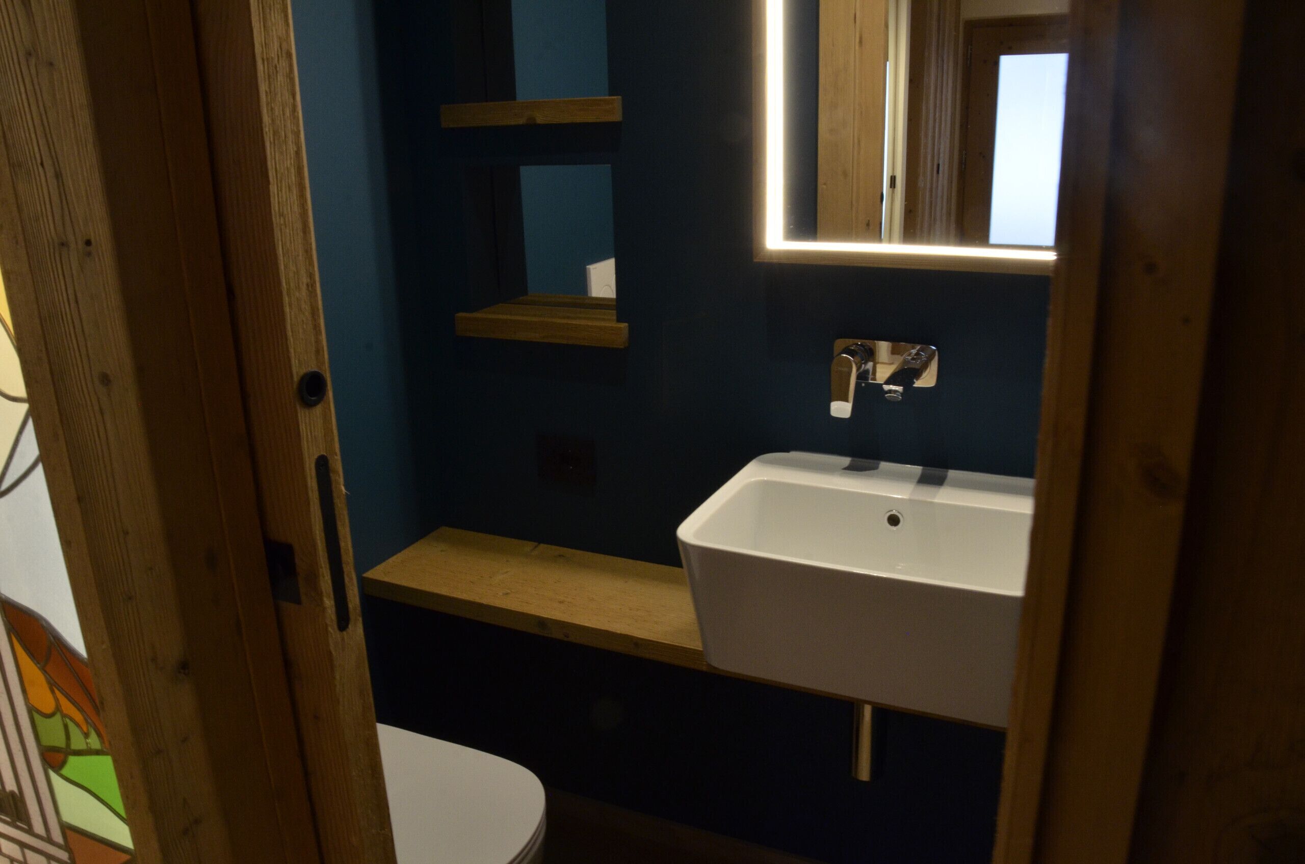 Douche, sèche-cheveux, serviettes fournies