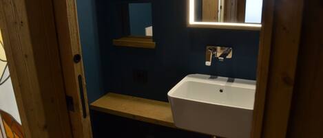 Douche, sèche-cheveux, serviettes fournies