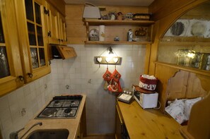 Kühlschrank, Herdplatte, Kochgeschirr/Geschirr/Besteck