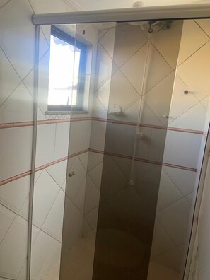 Familienapartment | Badezimmer | Seife, Shampoo, Toilettenpapier