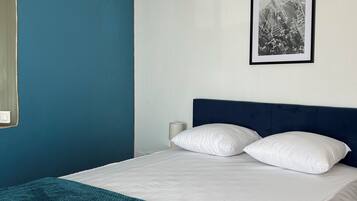 1 chambre, fer et planche à repasser, draps fournis