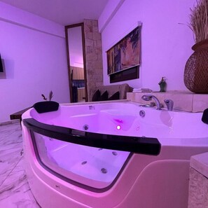 Luxury Apartment, 1 Double Bed with Sofa bed, Jetted Tub, Sea View | Individually decorated, individually furnished, desk, soundproofing