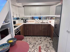 Kjøleskap, mikrobølgeovn, ovn og oppvaskmaskin