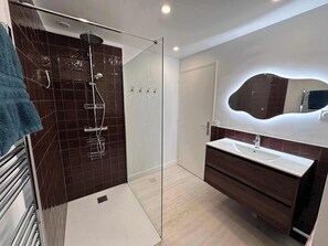 Hårtork och handdukar