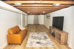 Smart TV, chimenea y oficina 
