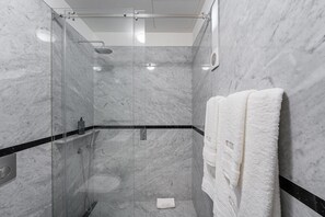 Ducha, secador de pelo y toallas