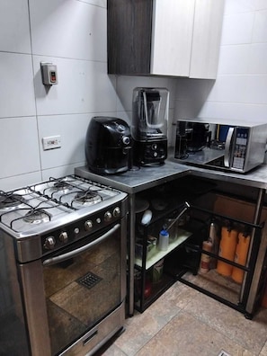 Cafetera y tetera, tetera eléctrica y utensilios de cocina 