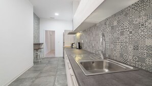 Wasserkocher mit Kaffee-/Teezubehör, Kühlschrank, Mikrowelle, Ofen