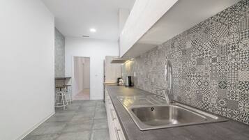 Een koelkast, een magnetron, een oven, een kookplaat