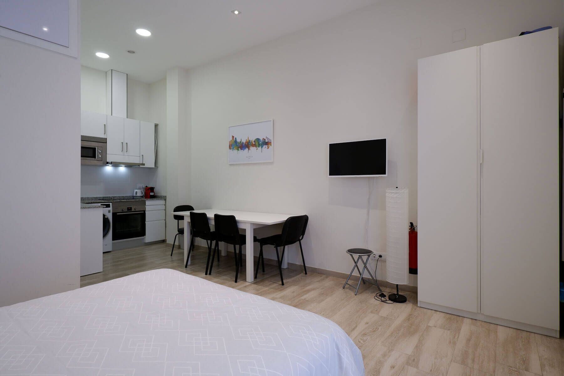 Iron/ironing board, WiFi, bed sheets