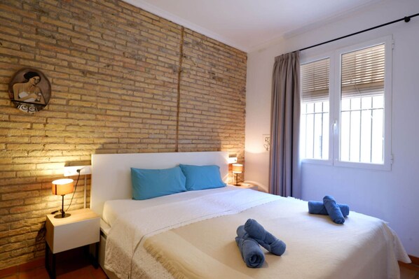 2 bedrooms, iron/ironing board, travel cot, WiFi